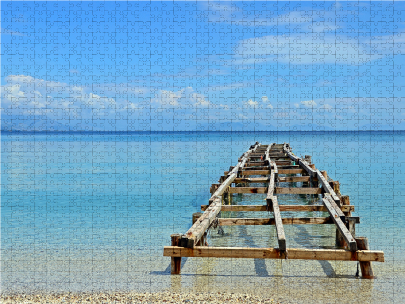 Holzsteg im Meer