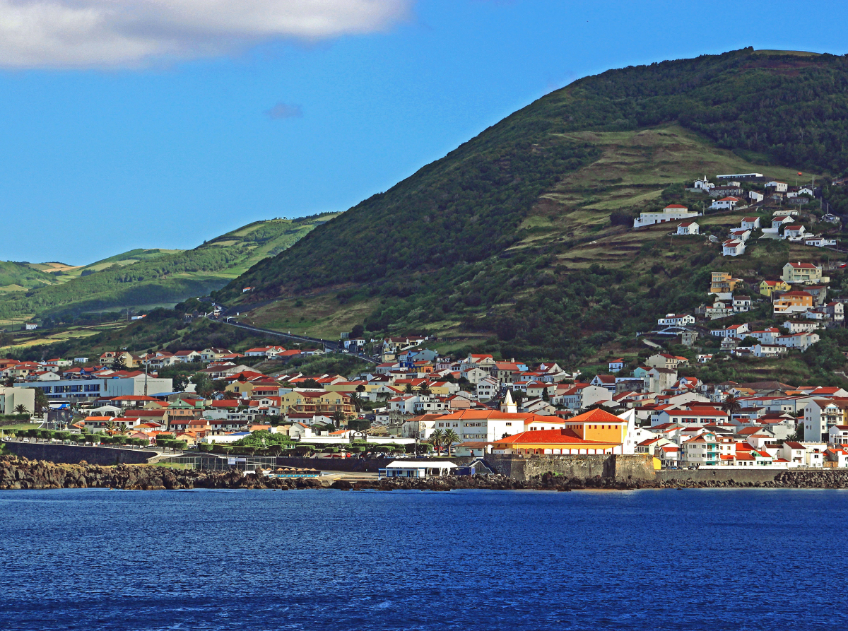 Velas am Fuß des Pico dos Louros auf der Azoren-Insel Sao Jorge