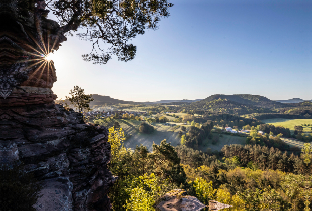 Blick vom Sprinzelfelsen auf Busenberg