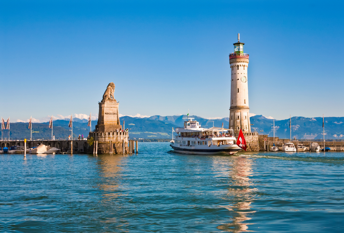 Bayerischer Löwe und Leuchtturm im Hafen von Lindau