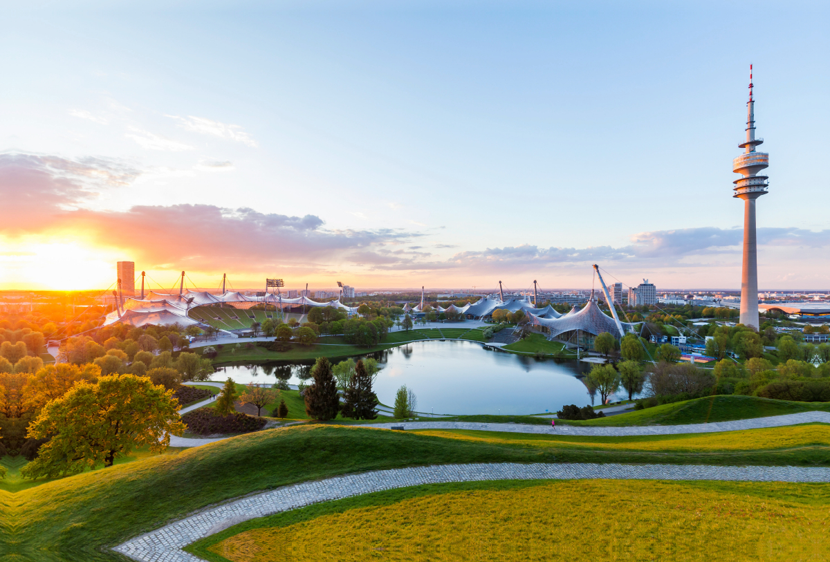 Der Olympiapark mit dem Olympiastadion und dem Olympiaturm in München