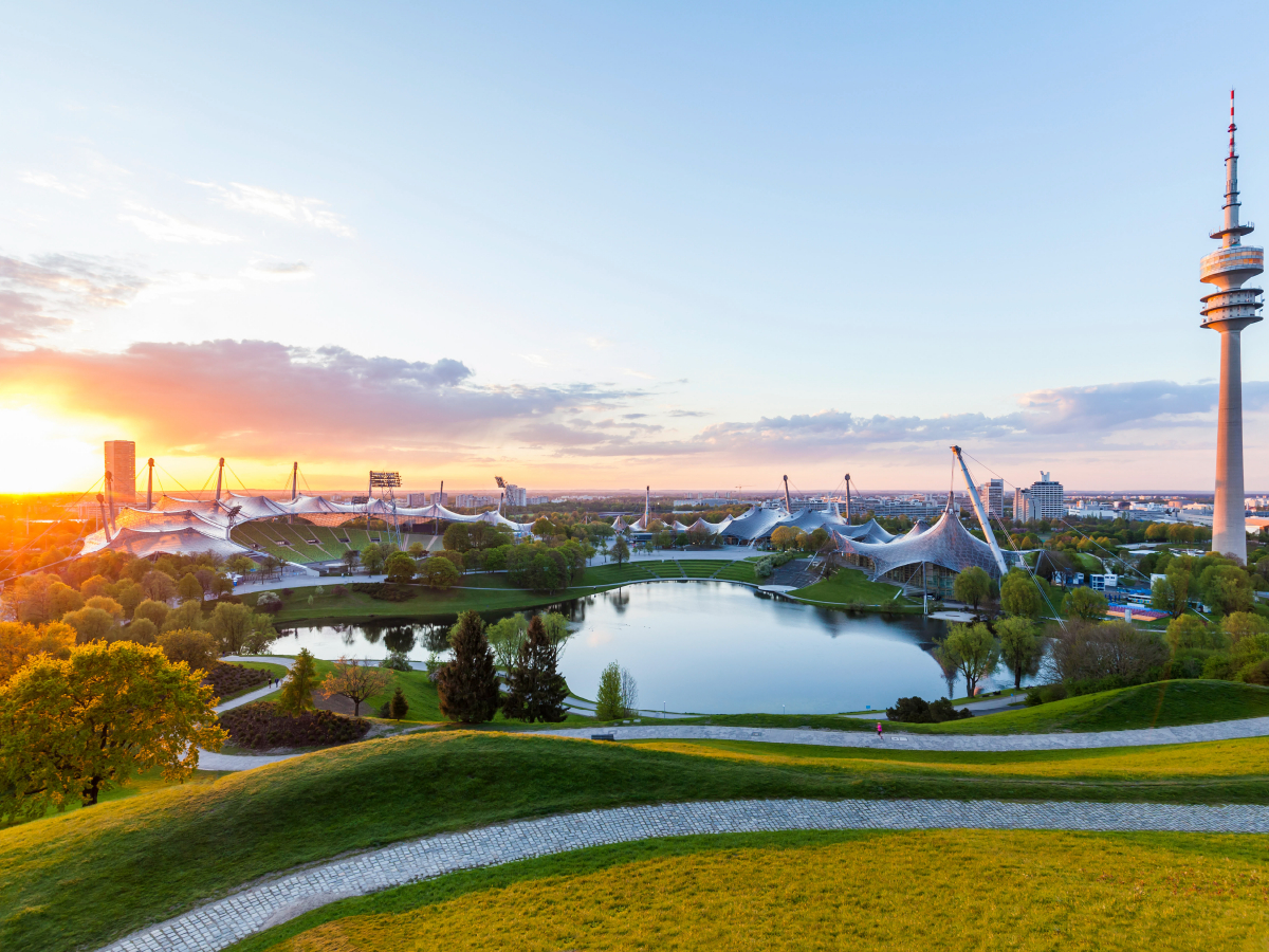 Der Olympiapark mit dem Olympiastadion und dem Olympiaturm in München