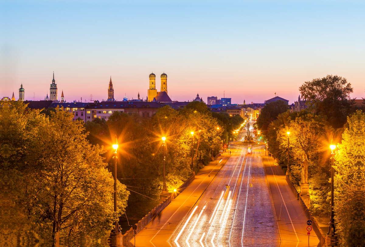 Blick über Maximiliansbrücke und Maximilianstraße in München im Abendlicht.