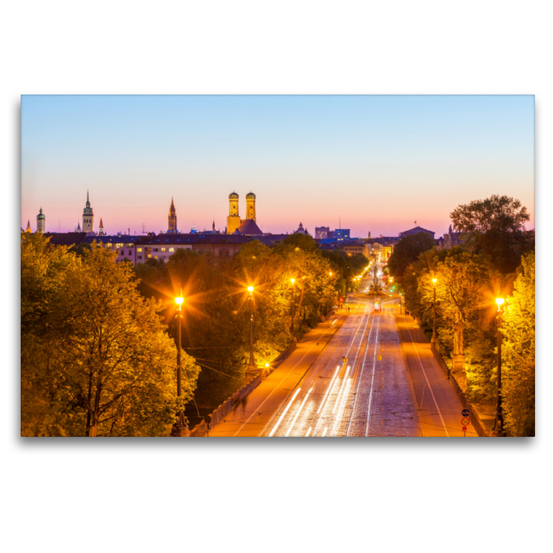 Blick über Maximiliansbrücke und Maximilianstraße in München im Abendlicht.