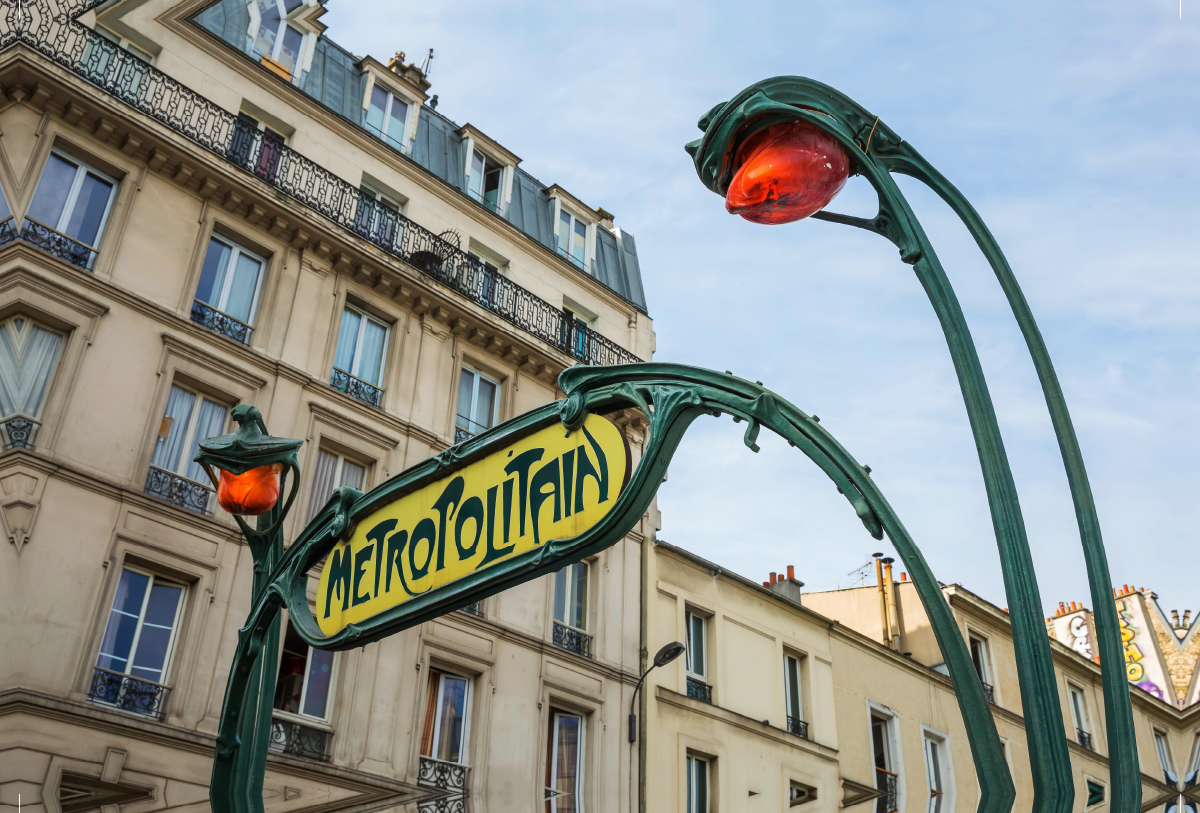 Jugendstil-Metroschild mit Lampen in Paris