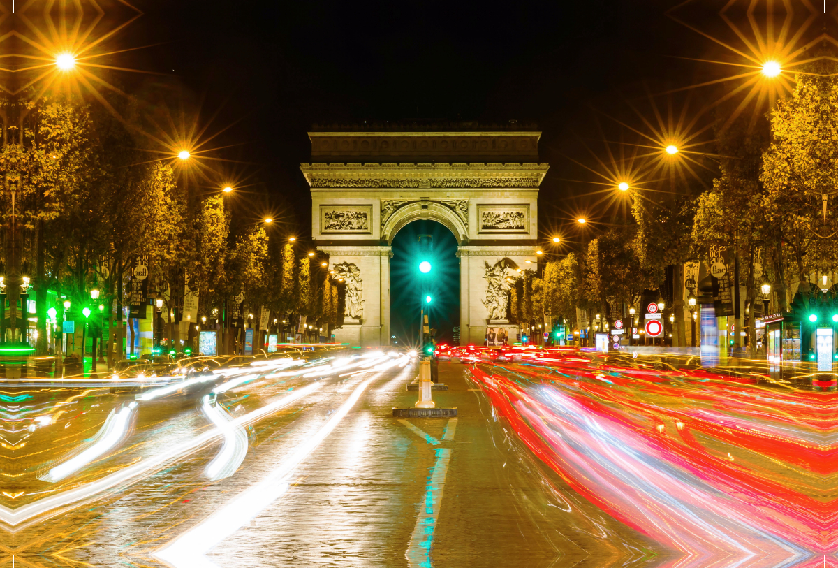 Triumphbogen in Paris bei Nacht