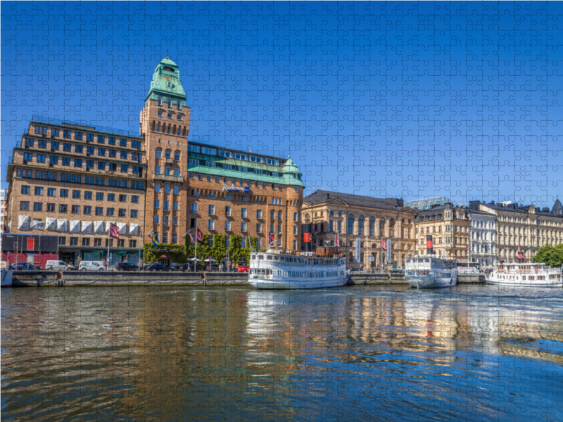 Hafen von Stockholm mit historischem Hotel und Fährschiffen