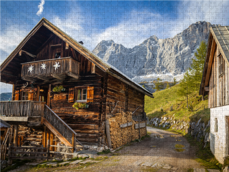 Alte Hütte auf der Neustattalm (1.530 m) vor der Dachstein-Südwand