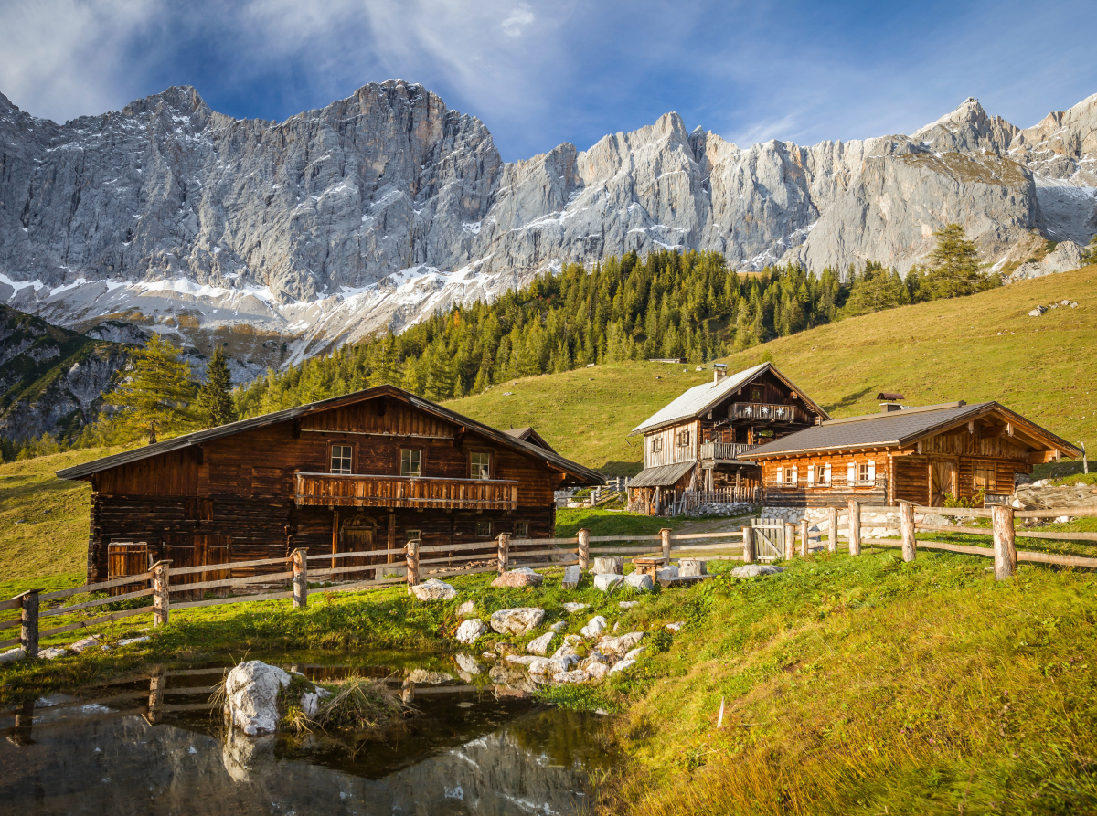 Neustattalm (1.530 m) vor der Dachstein-Südwand