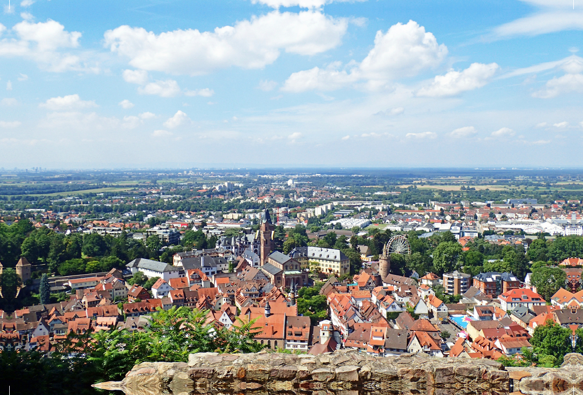 Blick über Weinheim zur Kerve