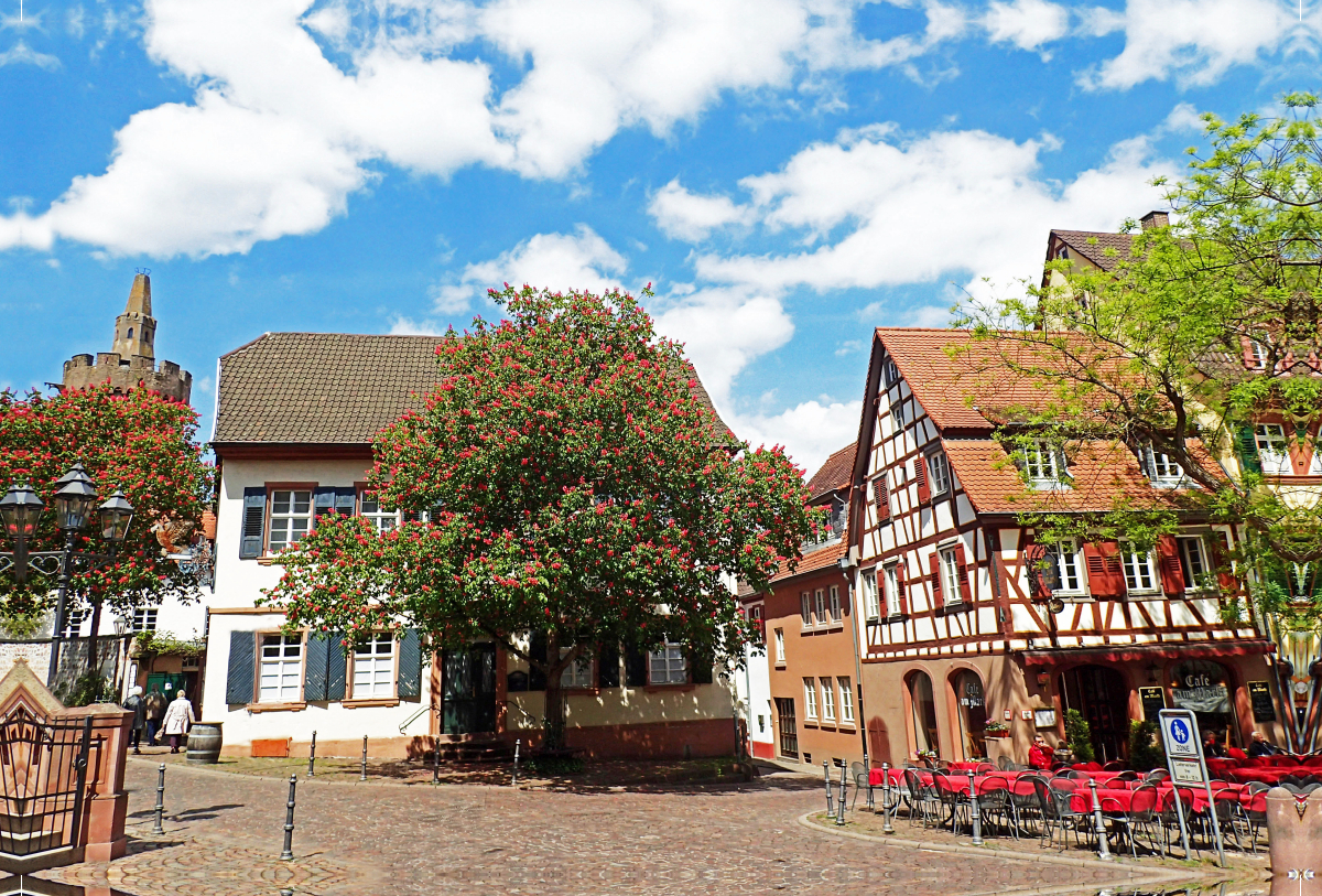 Oberer Marktplatz mit Rotem Turm in Weinheim an der Bergstraße