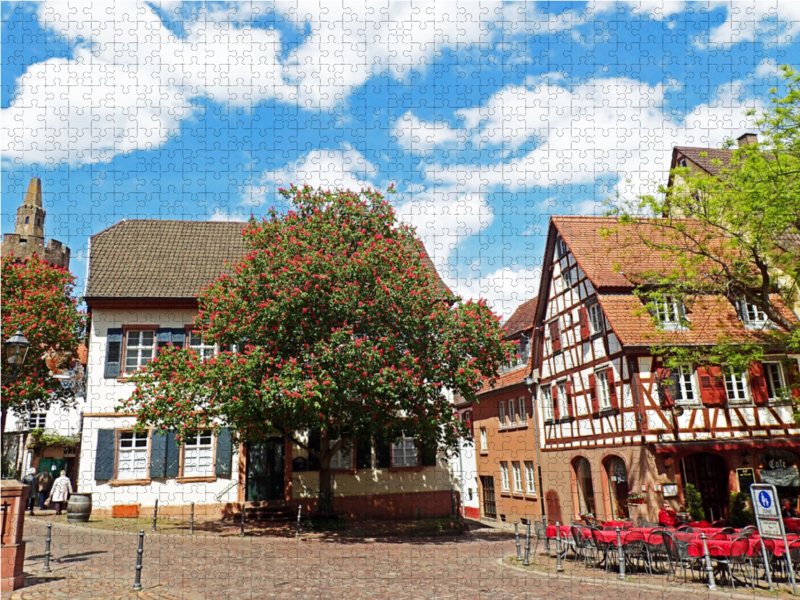 Oberer Marktplatz mit Rotem Turm in Weinheim an der Bergstraße