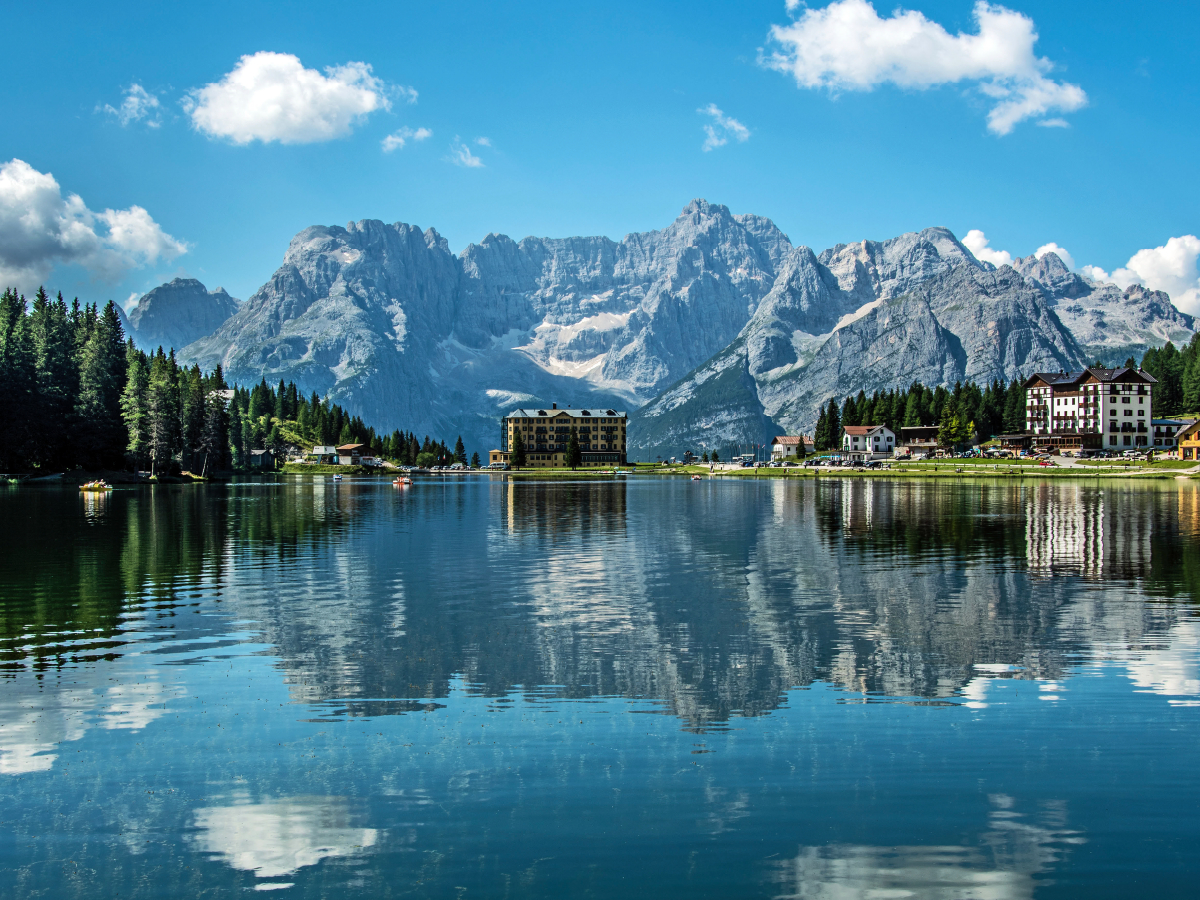 Die Dolomiten spiegeln sich im Misurinasee