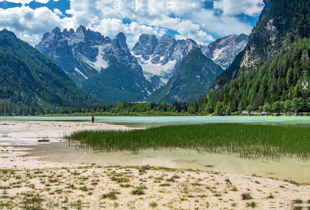 Blick zum Dürrensee und zur Cristallogruppe in den Dolomiten