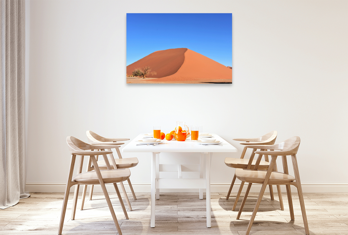 Rot knallt in das Blau: Die Düne 45 im Sossusvlei Nationalpark der Namib Wüste in Namibia