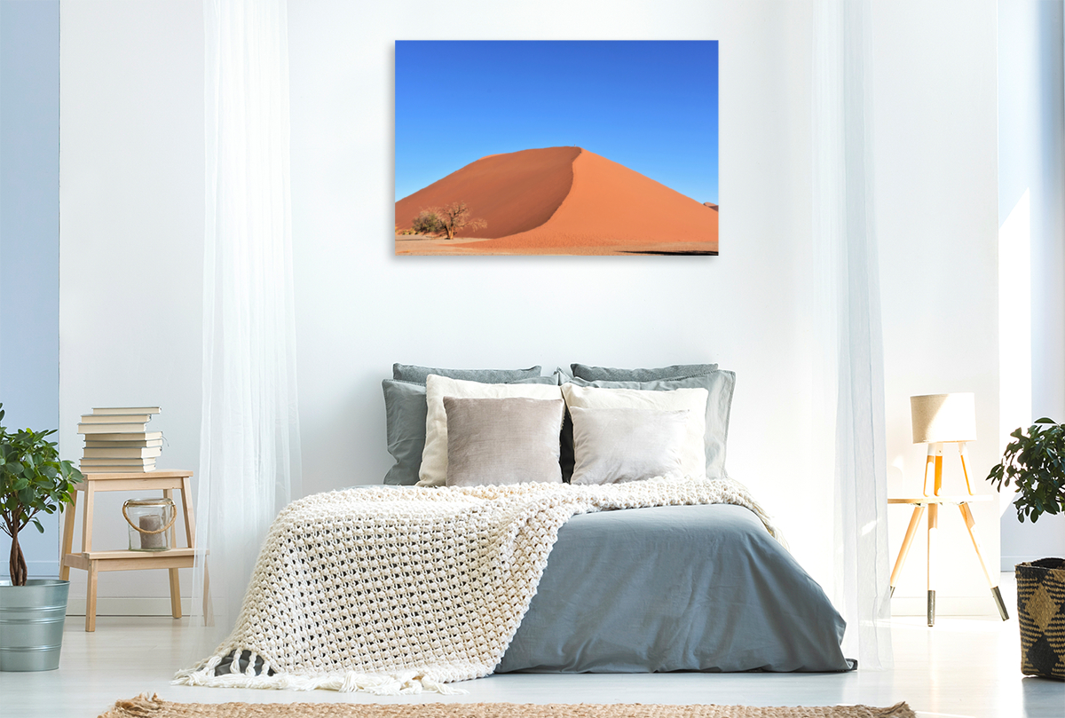 Rot knallt in das Blau: Die Düne 45 im Sossusvlei Nationalpark der Namib Wüste in Namibia