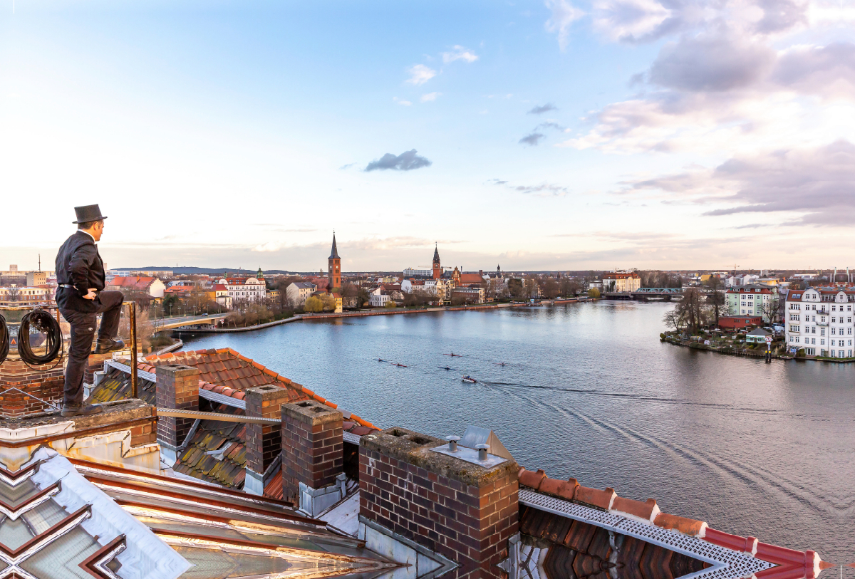 Schornsteinfeger über der Altstadt Berlin Köpenick