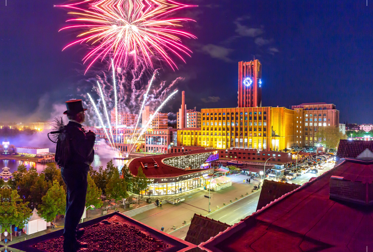 Schornsteinfeger beim Feuerwerk am Ullsteinhaus und Tempelhofer Hafen