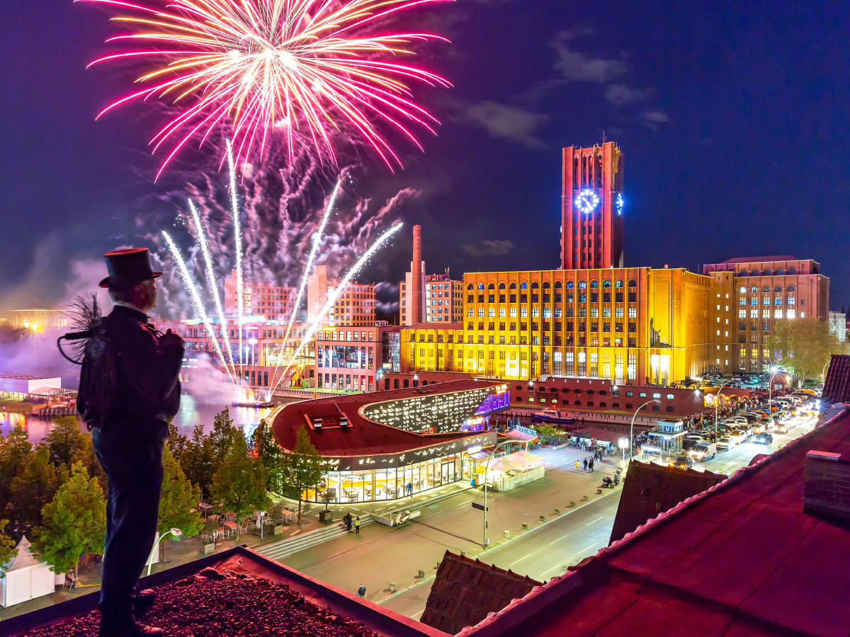 Schornsteinfeger beim Feuerwerk am Ullsteinhaus und Tempelhofer Hafen