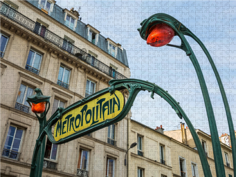 Jugendstil-Metroschild mit Lampen in Paris