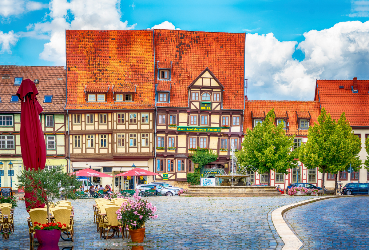 Vor dem Mathildenbrunnen in der Neustadt in Quedlinburg, die vor den Mauern der Altstadt um 1200 entstand.