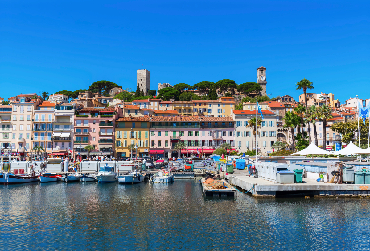 Blick vom Hafen auf die Altstadt von Cannes