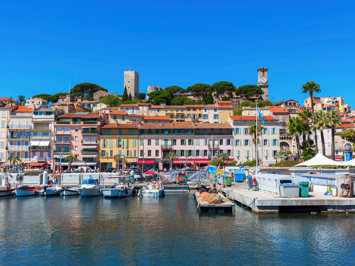 Blick vom Hafen auf die Altstadt von Cannes