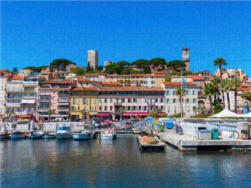 Blick vom Hafen auf die Altstadt von Cannes