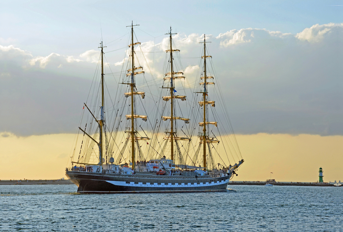 Die 114 m lange russische Viermastbark 'Kruzenshtern' passiert die Warnemünder Westmole