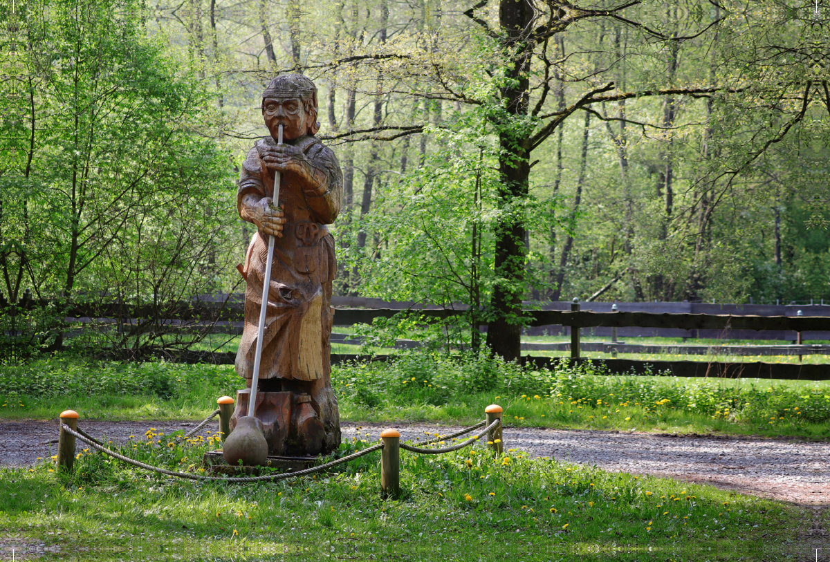 Glasbläser-Skulptur im Gläsnertal bei Nieste