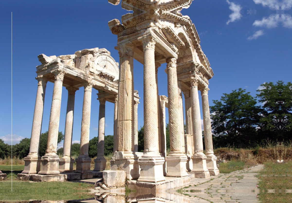 Theater und Felsengräber in Myra (jetzt Dimre)