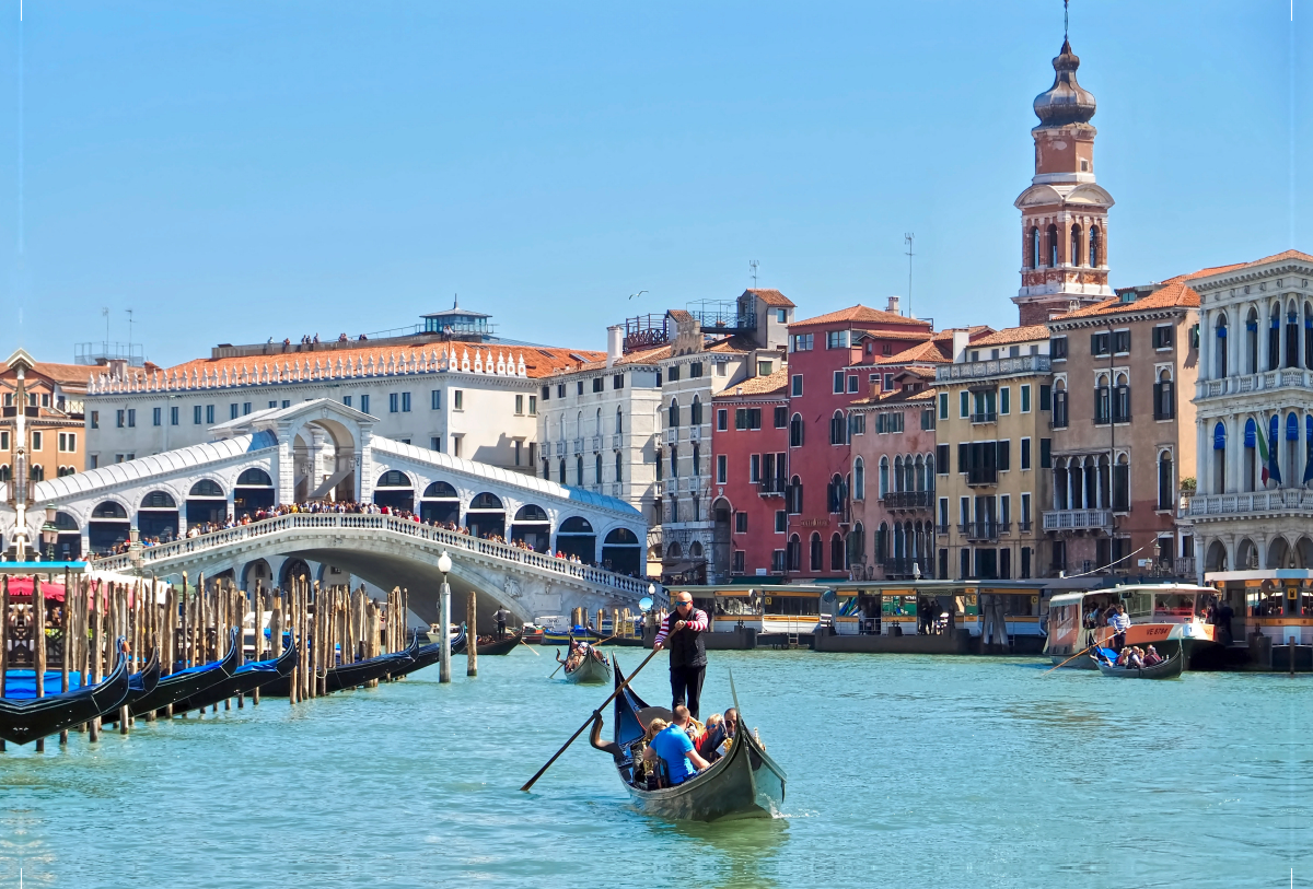 Rialto Brücke in Venedig mit einer Gondel