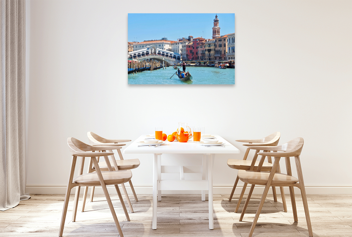 Rialto Brücke in Venedig mit einer Gondel