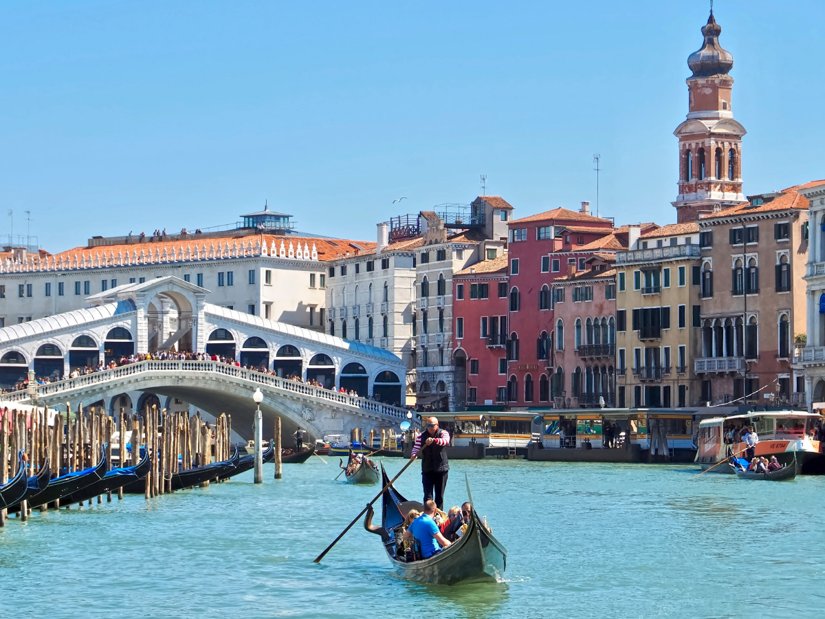 Rialto Brücke in Venedig mit einer Gondel