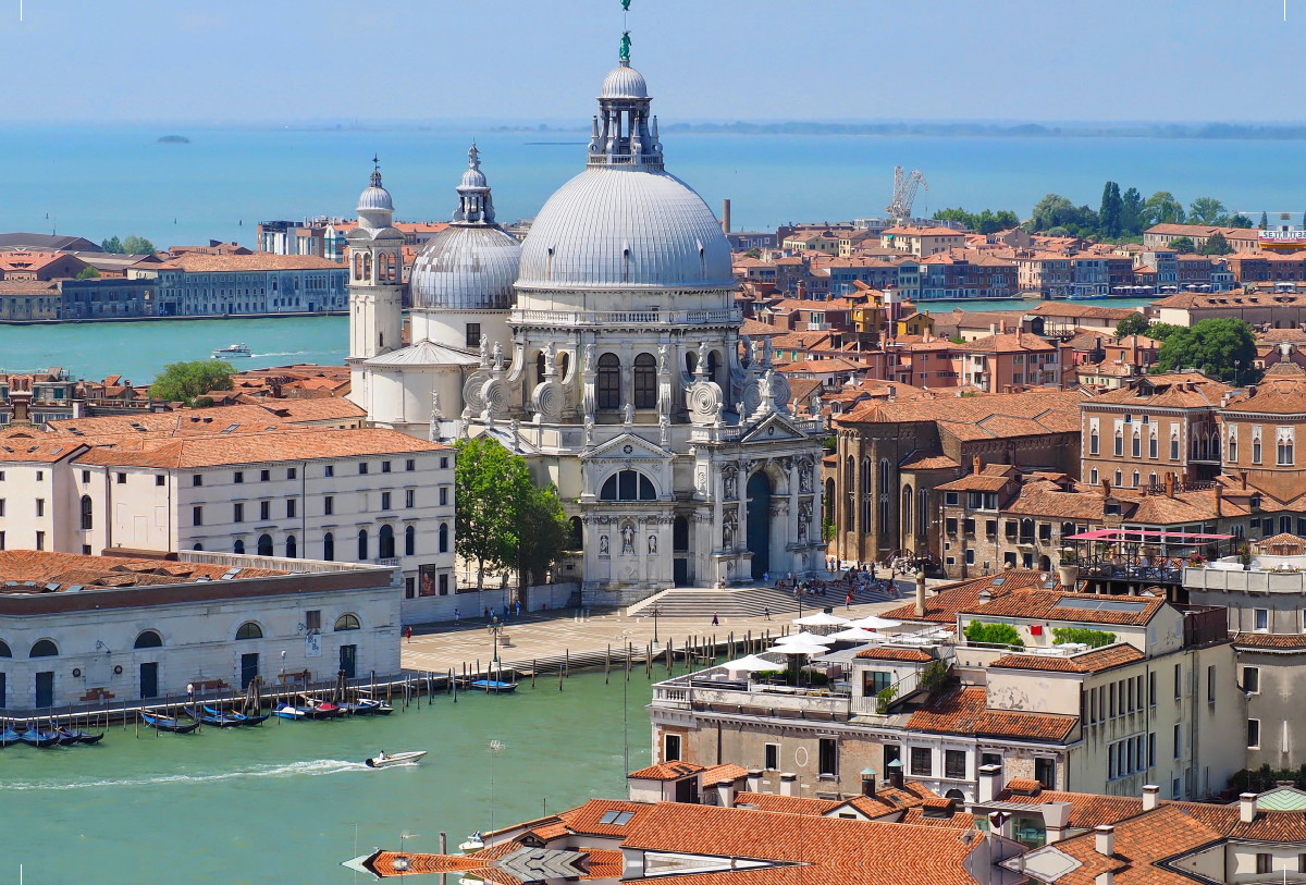 Luftaufnahme von Santa Maria della Salute in Venedig