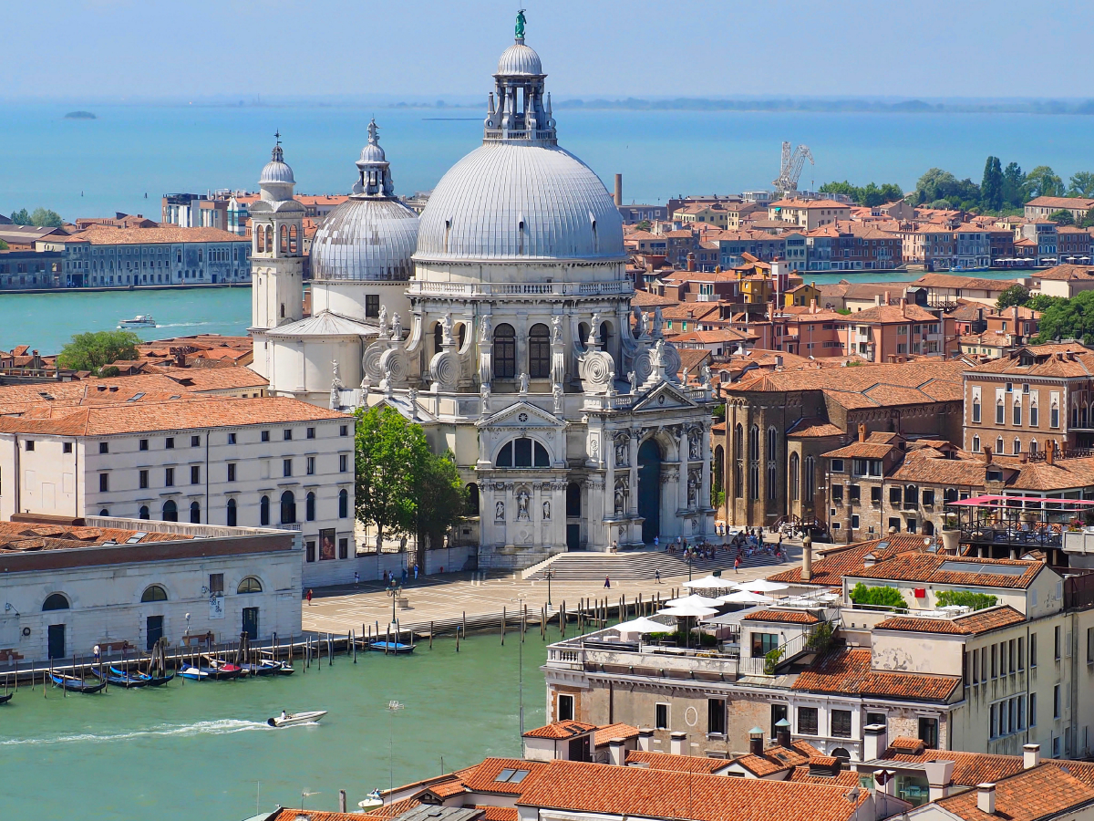 Luftaufnahme von Santa Maria della Salute in Venedig