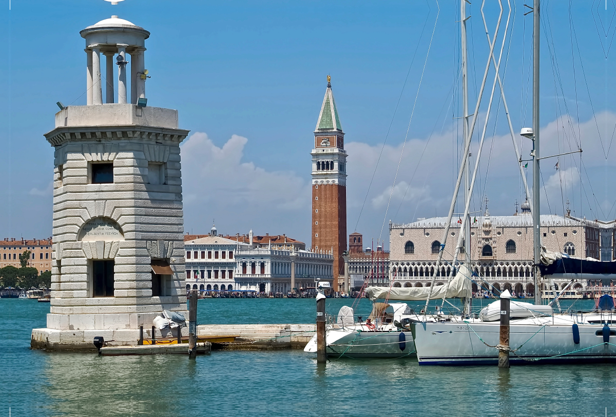 Leuchtturm mit Blick auf die Lagune von Venedig und dem Campanile