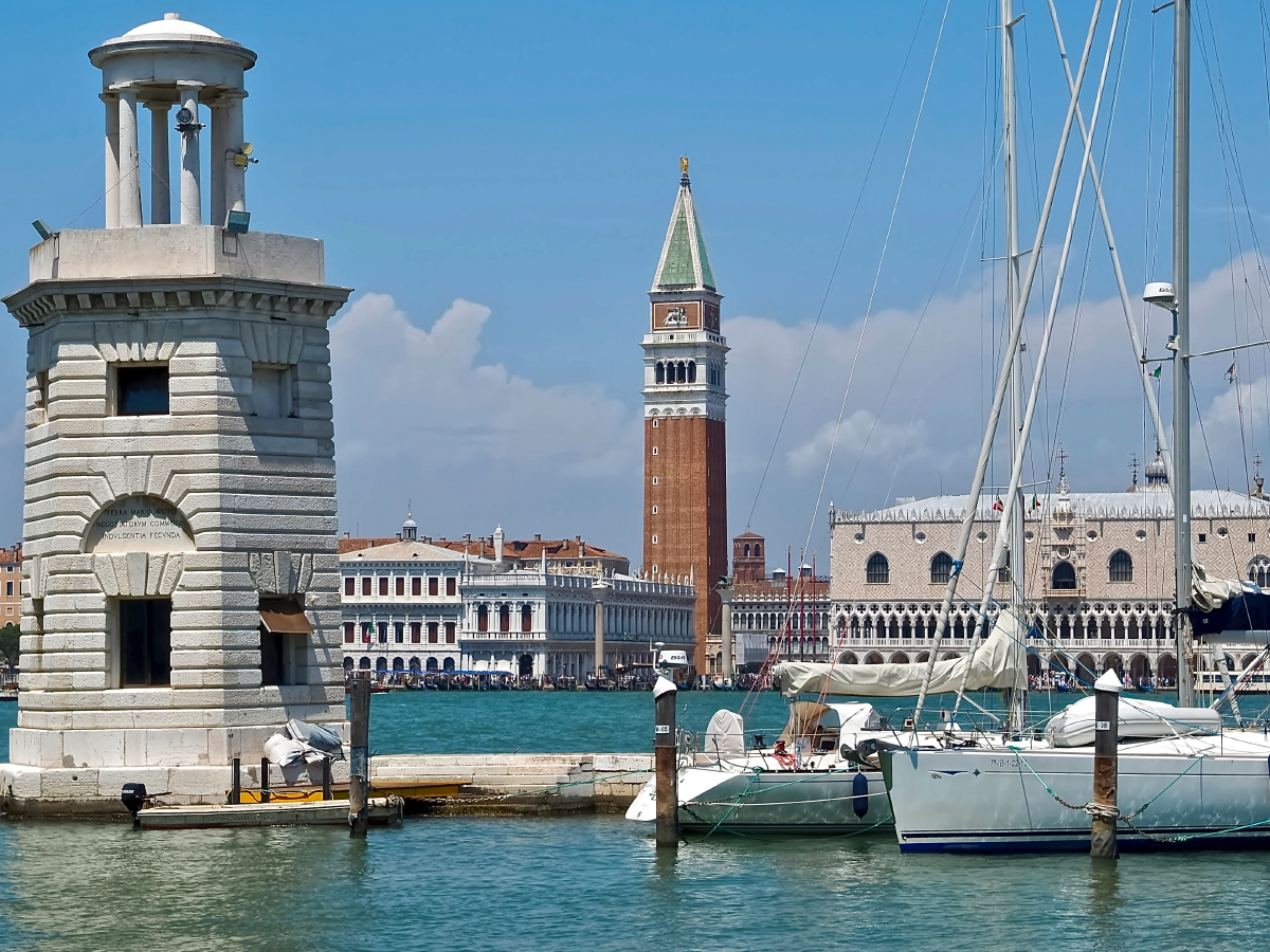 Leuchtturm mit Blick auf die Lagune von Venedig und dem Campanile