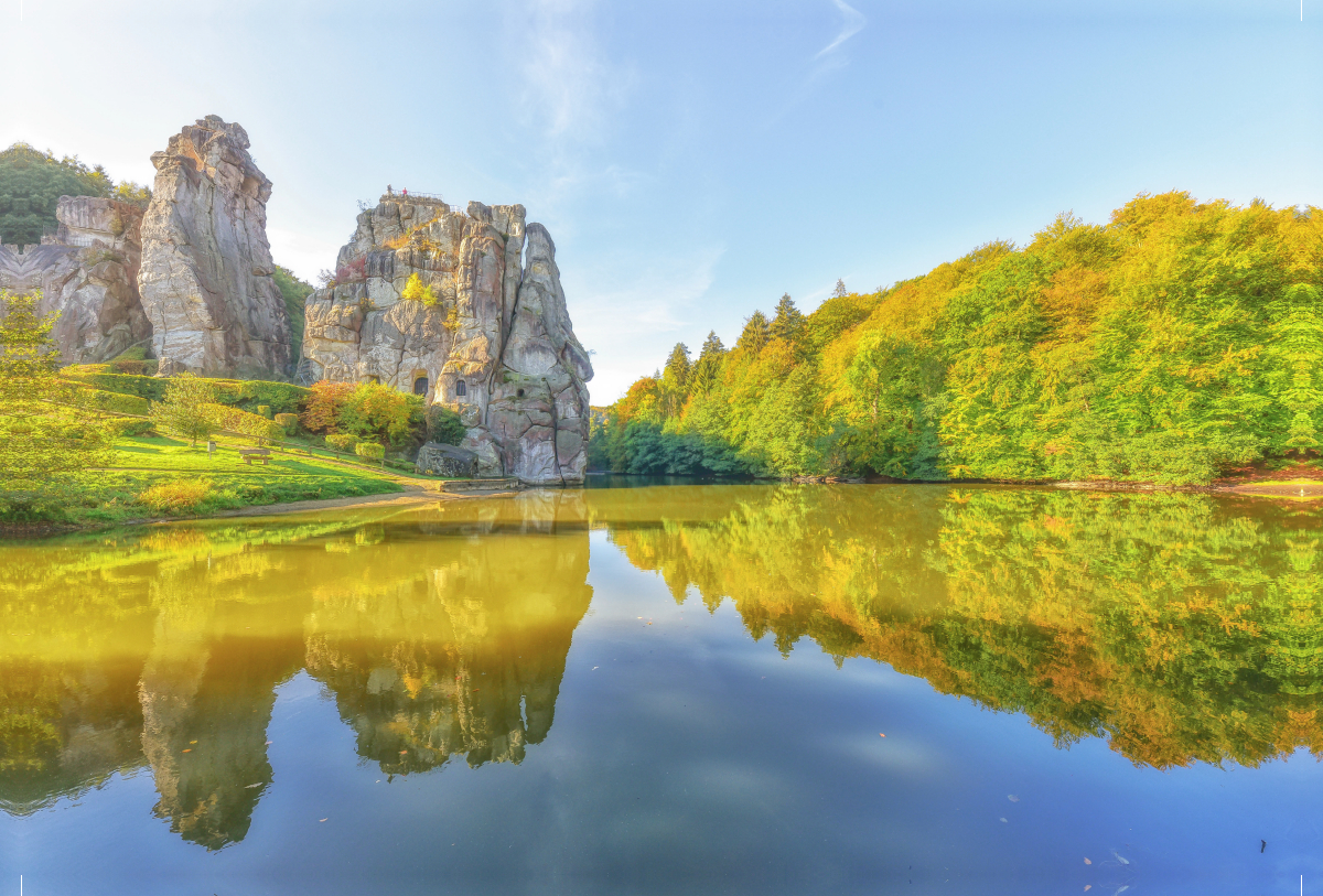 Wundervolle Spiegelung der gigantischen Externsteine