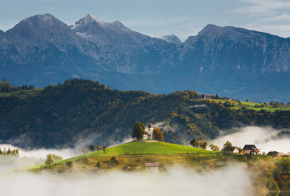 Kirche St. Thomas vor Bergen, umgeben von Nebel