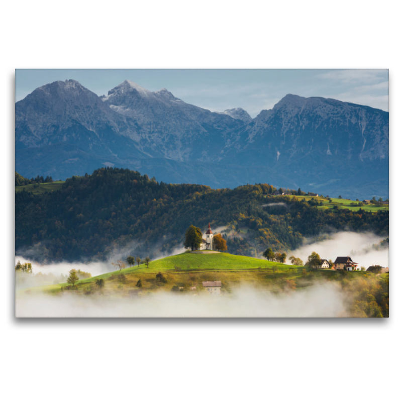 Kirche St. Thomas vor Bergen, umgeben von Nebel