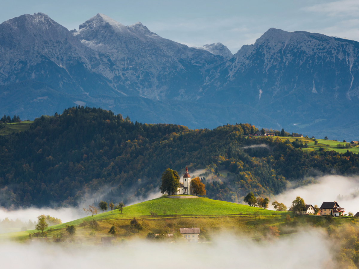 Kirche St. Thomas vor Bergen, umgeben von Nebel