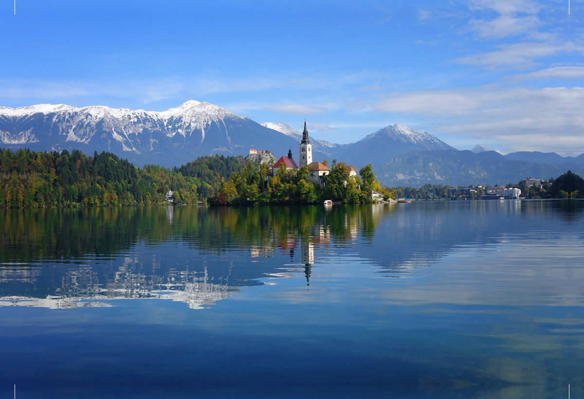 Reflexion der Kirche und der Berge im Bleder See