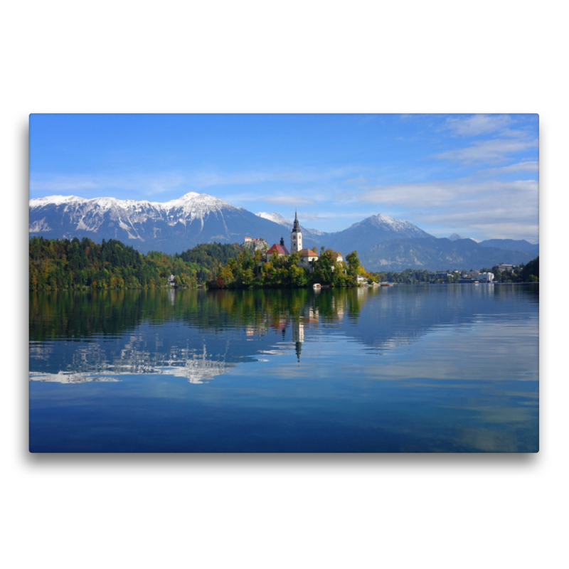 Reflexion der Kirche und der Berge im Bleder See