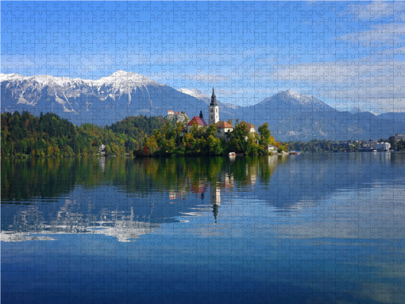 Reflexion der Kirche und der Berge im Bleder See