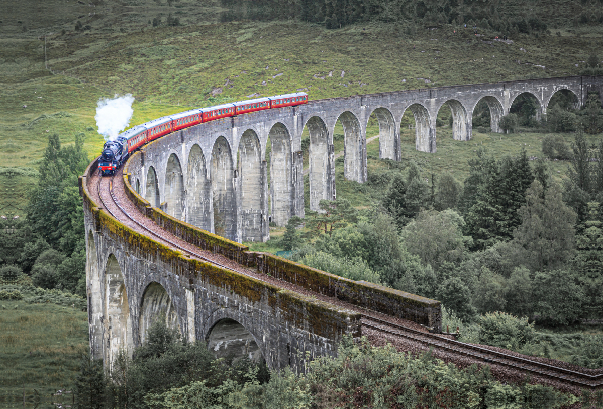 Historische Dampfeisenbahn auf dem Glenfinnan Viaduct, Schottland