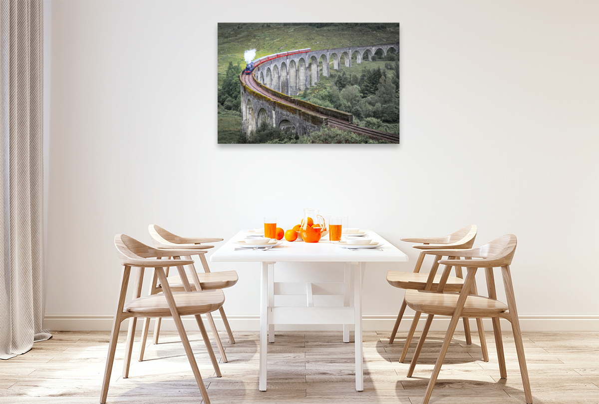 Historische Dampfeisenbahn auf dem Glenfinnan Viaduct, Schottland