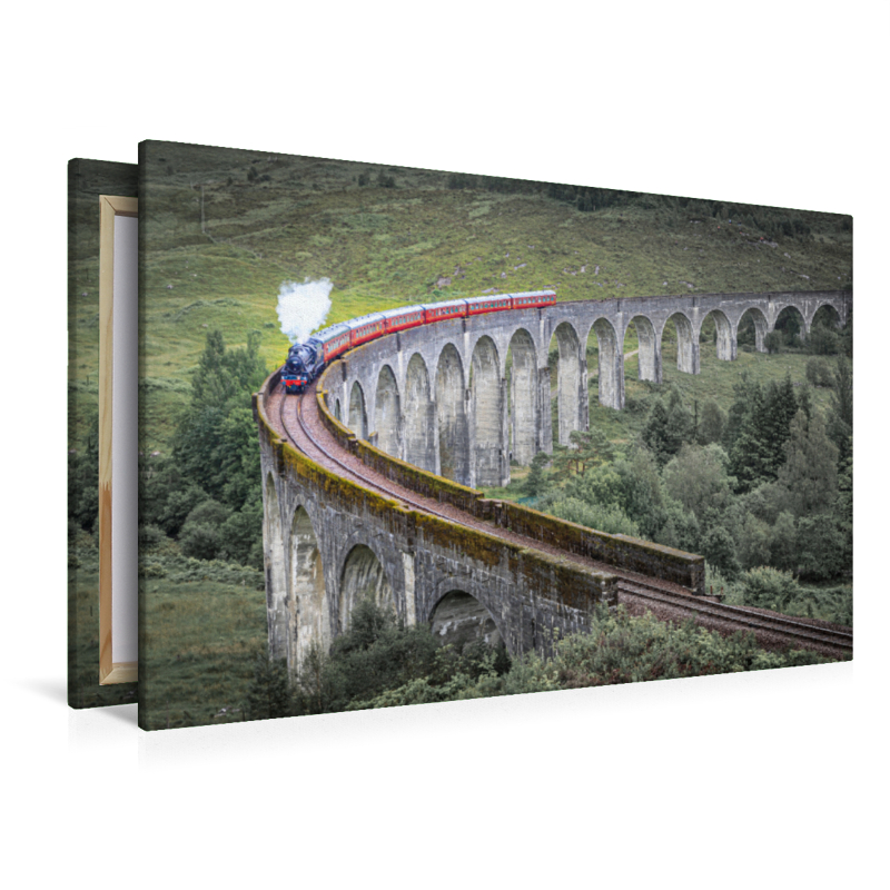 Historische Dampfeisenbahn auf dem Glenfinnan Viaduct, Schottland