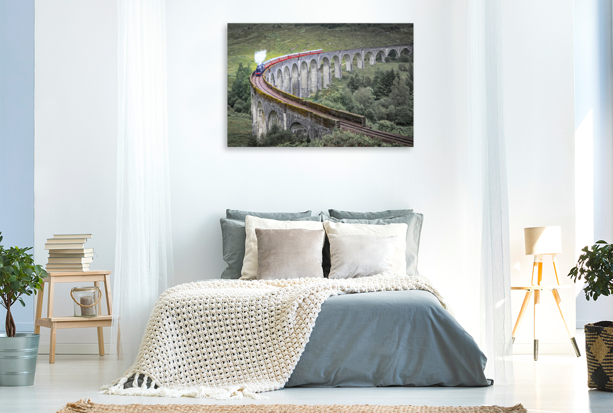 Historische Dampfeisenbahn auf dem Glenfinnan Viaduct, Schottland