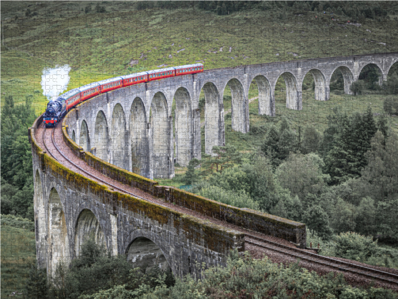 Historische Dampfeisenbahn auf dem Glenfinnan Viaduct, Schottland